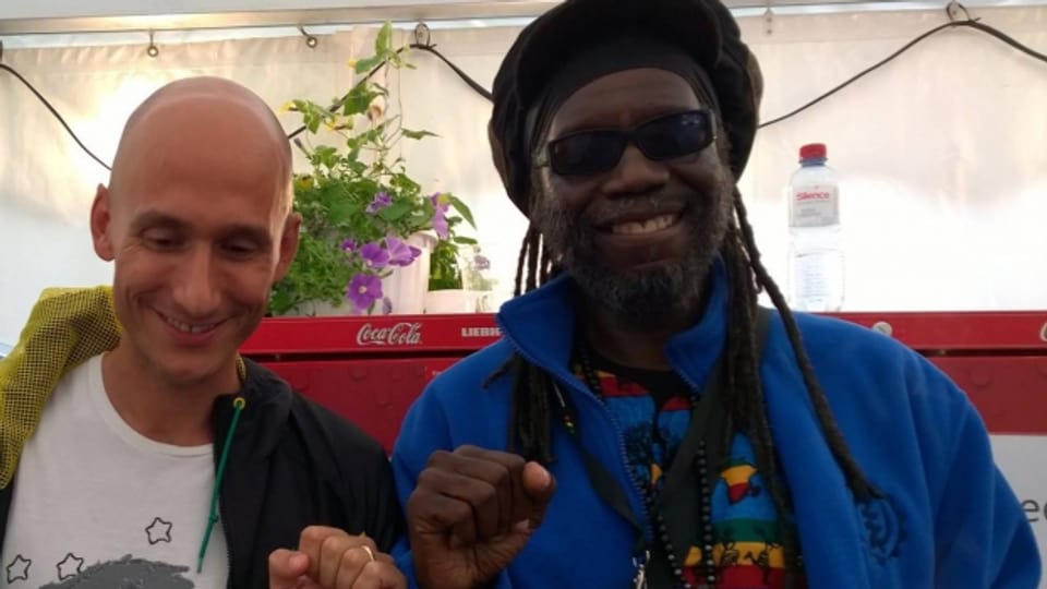 Macka B (rechts im Bild) mit Reggae Special-Macher Lukie Wyniger