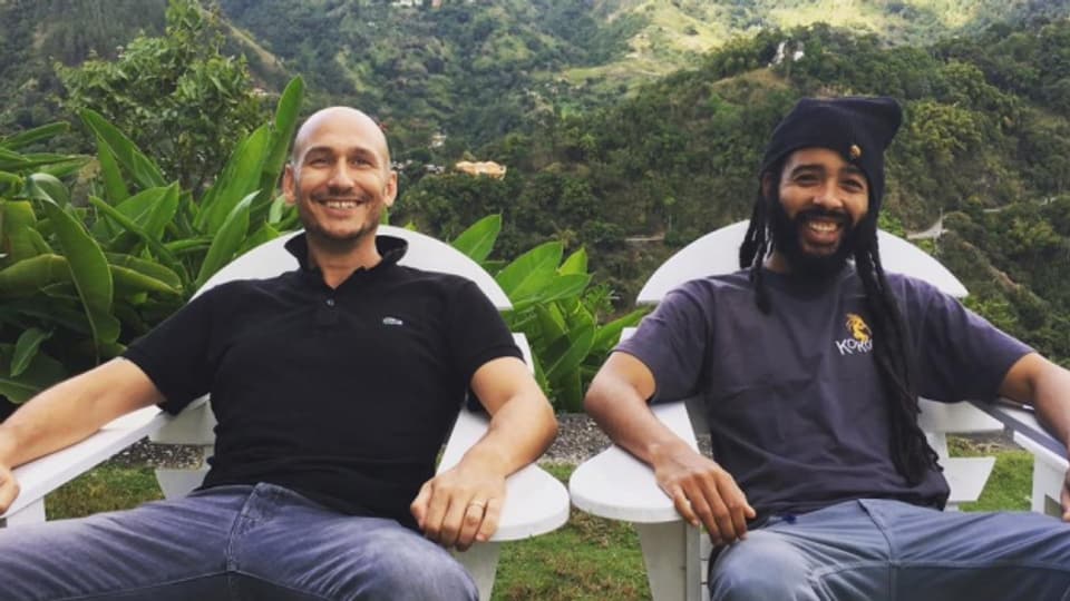 Protoje (links) in den Blue Mountains in Jamaika mit Reggae Special-Macher Lukie Wyniger