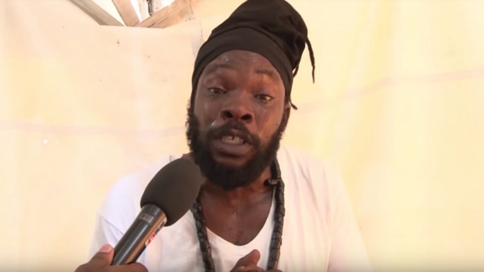 Bushman bricht in Tränen aus beim Interview mit Onstage TV