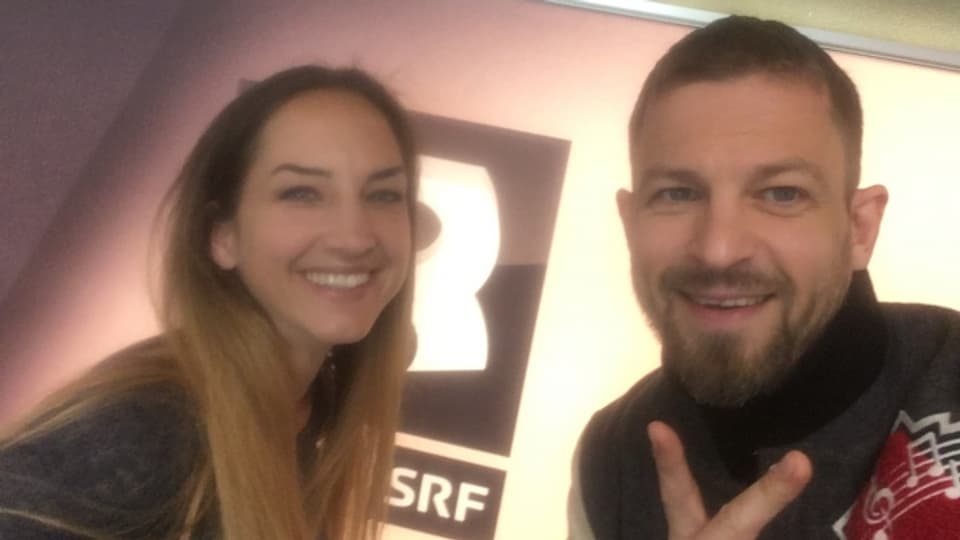 2 Länder, 1 Selfie: Stress (mit Wurzeln in Estland) und SRF 3-Moderatorin Hana Gadze (mit Wurzeln in Kroatien)