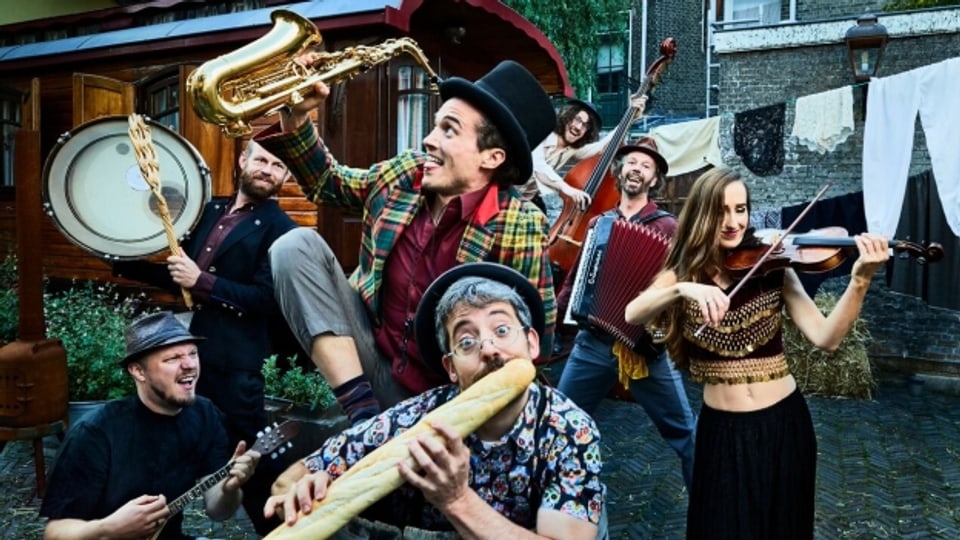 Bunte Bands wie L'Chaim (NL/IT/SYR) mischen mit ihrem Gypsy Circus Klezmer vom 8. – 10. August 2019 die Gassen von Bern auf