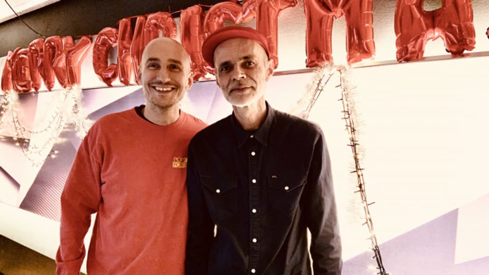 DJ Buzz (rechts) ist Inhaber vom 16 Tons Plattenladen in Zürich und einer der dienstältesten Reggae-DJs der Schweiz