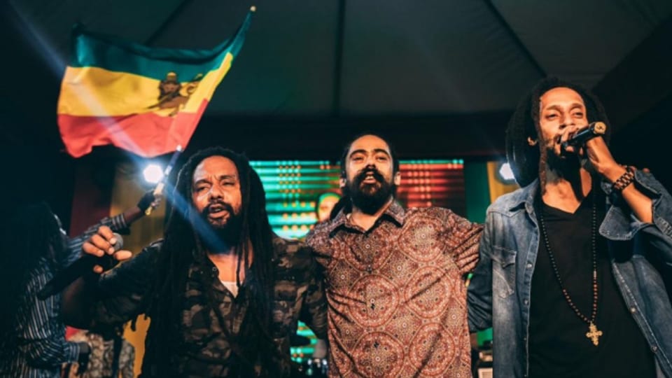 Stephen Marley (links), Damian Marley und Julian Marley feiern den 75sten ihres Vaters gemeinsam in Kingston