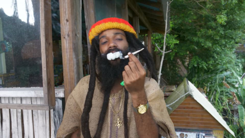 Yaadcore in Kingston Jamaika beim Rauchen seines "Spliffs"