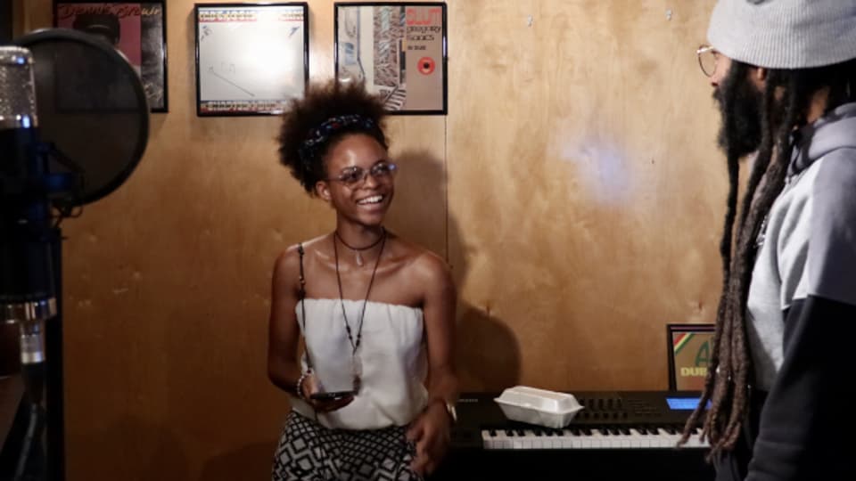 Lila Iké während der "Reggae Special Session 2027" in einem Kingstoner Studio