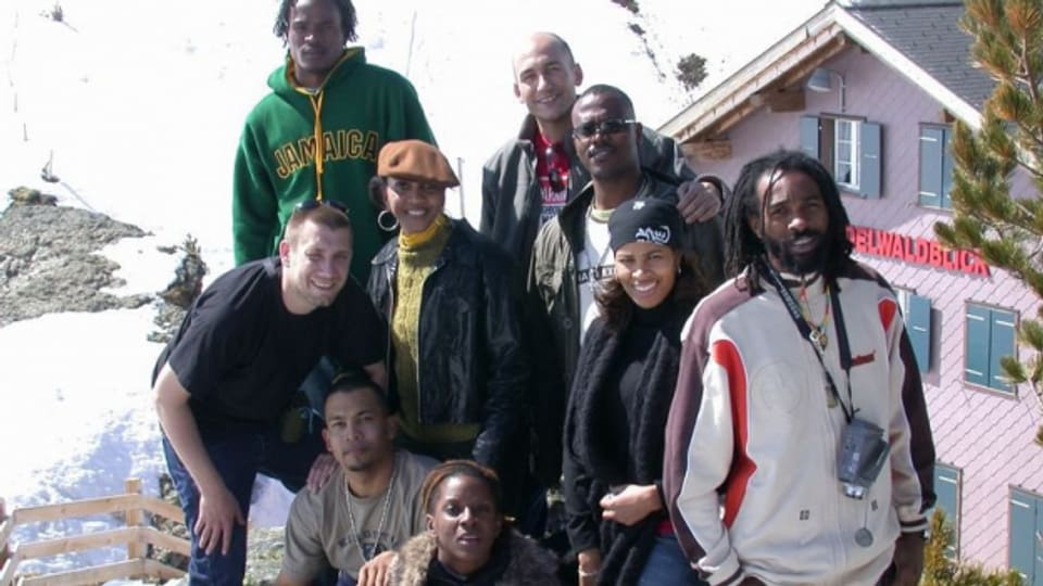 Im Sommer 2004 begleitete Reggae Special-Macher Lukie Wyniger (obere Reihe Mitte) Kevin Lyttle (rechts davon) und Spragga Benz (vorne rechts) mit ihrem Sommerhit "Turn Me On" auf die Kleine Scheidegg