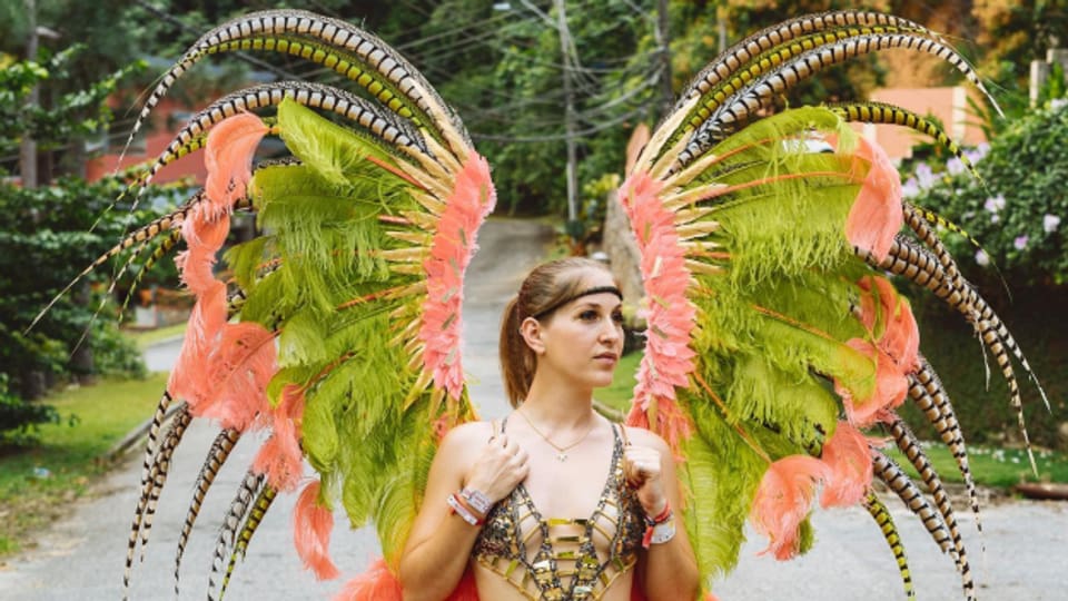 Profitänzerin aus Zürich in der Karibik: Miss TK in traditionellem Carnival-Kostüm