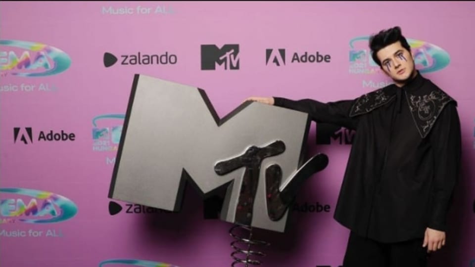 Gjon's Tears gewinnt in Budapest den MTV Europe Music Award als «Best Swiss Act»