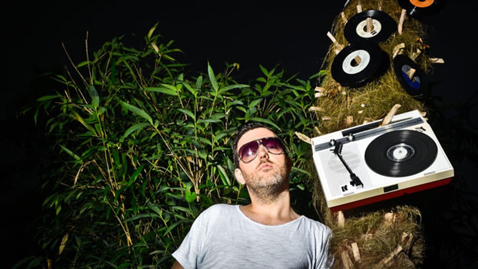 DJ Pesa legt Platten auf, oder hängt sie an Bäume.