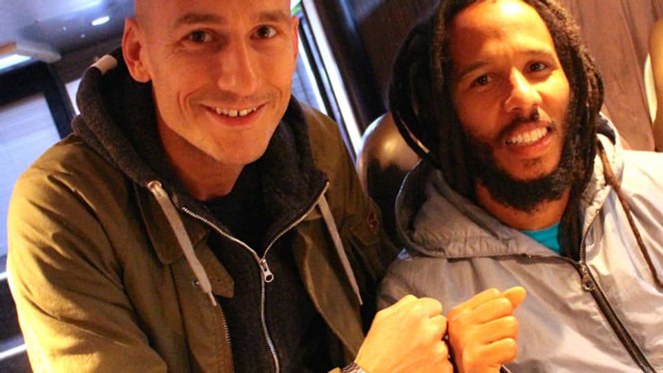Unser Reggae-Special-Mann trifft Ziggy Marley im Tourbus