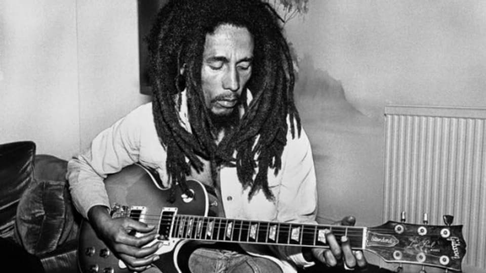 Bob Marley mit seiner Gitarre