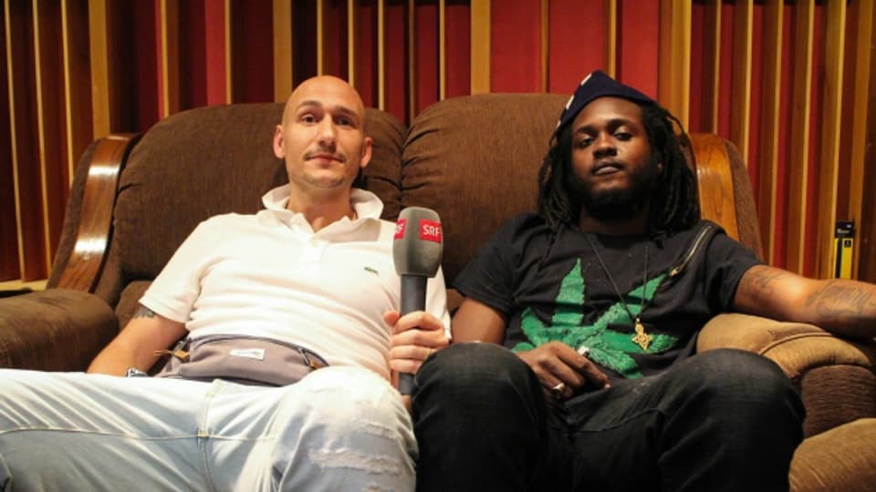 Samory-I mit Reggae Special-Macher beim Interview in Kingston