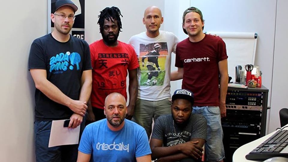 Exco Levi mit seinen Produzenten von Silly Walks Discotheque und Reggae Special-Macher Lukie Wyniger