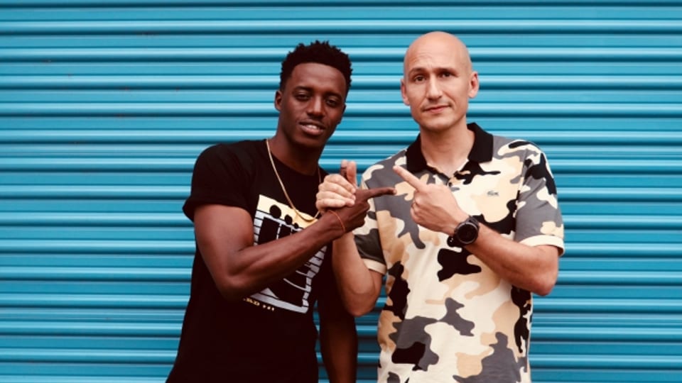 Vor dem Studio in Jamaika: Romain Virgo mit Reggae Special-Macher Lukie Wyniger