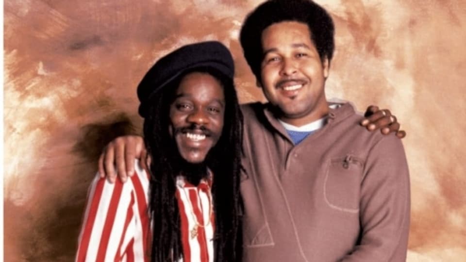 Dennis Brown (links) mit Produzent King Jammy (ca. 1985)
