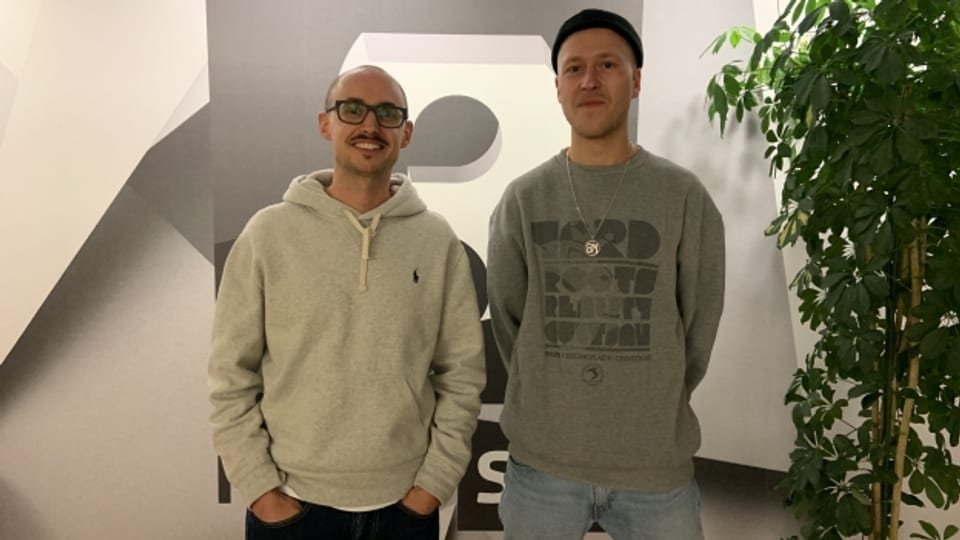 Rennie (links im Bild) und Chris machen Reggae Internetradio in Bern