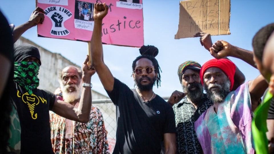 Kabaka Pyramid (Mitte) an der Black Lives Matter Demonstration in Kingston vom 6.6.2020