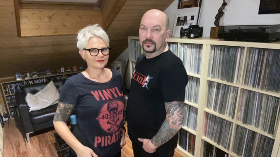 Liane Paasila und Daniel Baratte vor ihrer Vinyl-Sammlung