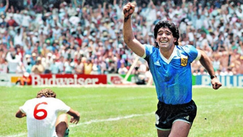 Zum Glück hat er besser Fussball gespielt, als gesungen. Maradona in Aktion am 22. Juni 1986 am legendären WM-Viertelfinals zwischen Argentinien und England.