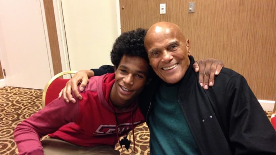 Auf seiner offiziellen Facebook-Seite zeigt sich Harry Belafonte im Profilbild mit dem damals 15-jährigen Aktivisten und Rapper Low Key aus Ferguson (2014).