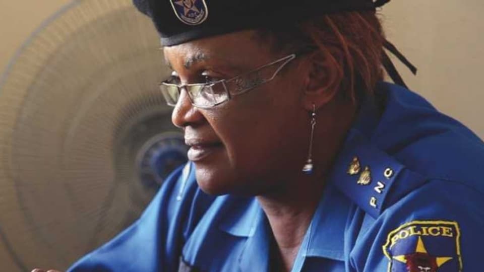 Der Dokfilm «Maman Colonelle» porträtiert eine Polizeikommandantin als Hoffnungsträgerin für die Schwächsten. In der vom Bürgerkrieg gezeichneten kongolesischen Region Kisangani, schützt sie Frauen und Kinder. Der Film ist im Rahmen des ZFF im Kino zu sehen.