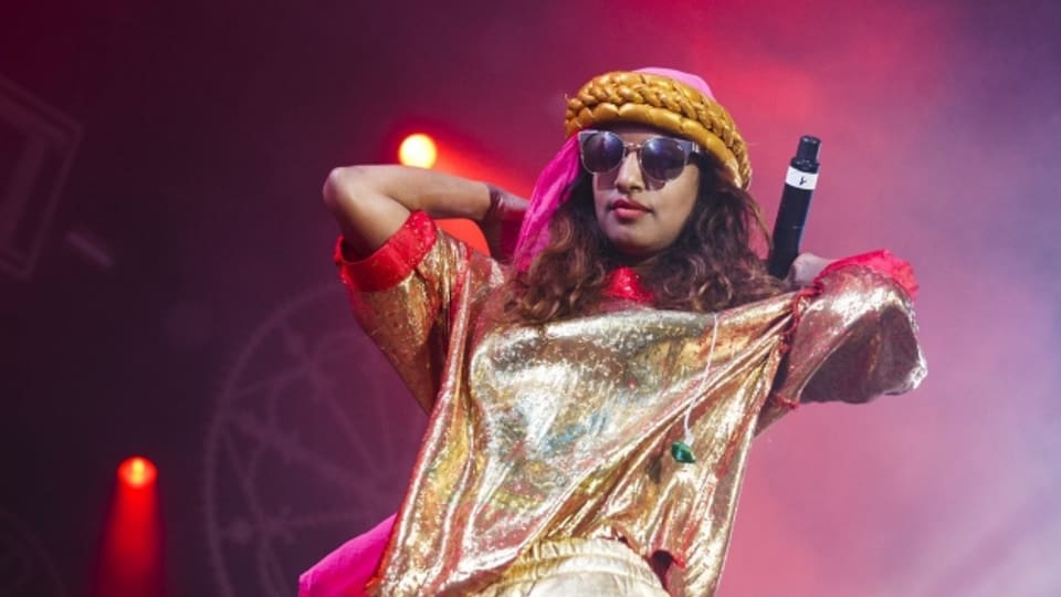 Norient Musik Filmfestival (10.1. – 13.1.19 in Bern, St. Gallen und Lausanne) eröffnet mit einer Doku über den tamilischen Superstar M.I.A. – hier bei einem Auftritt am Paléo Festival Nyon 2014.