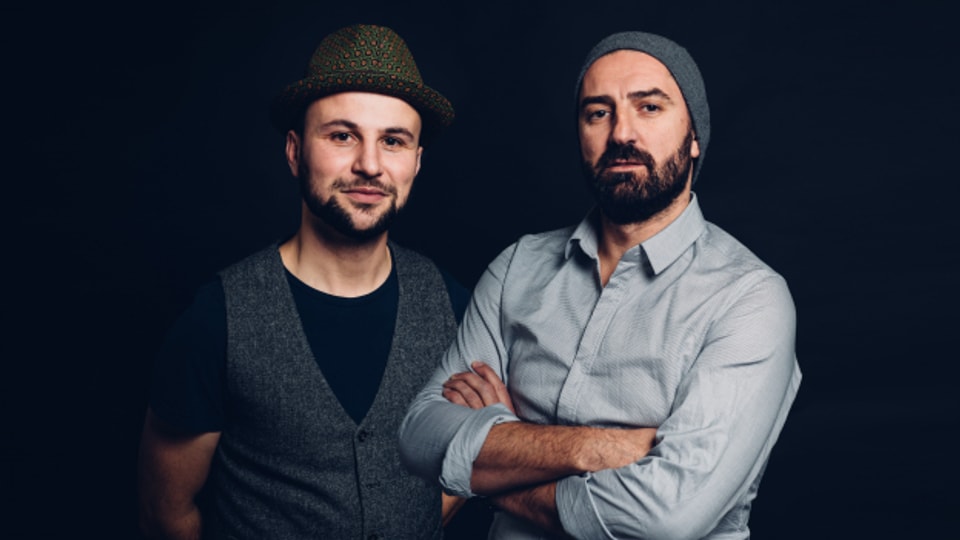 Die Köpfe der Aargauer Band Šuma Covjek; Hafid Derbal und Ivica Ivica Petrušic verraten ihre Abenteuergeschichten auf dem Weg zum Schweizer Pass.