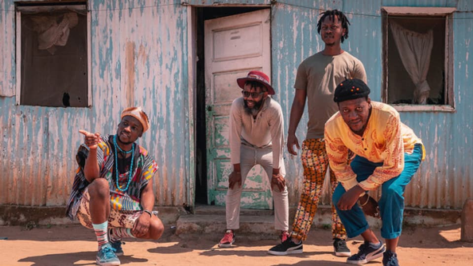 Urban Village spüren die letzte Zeit der Apartheit in Südafrika noch in den Knochen. Nach einem Abstecher in die House-Welt entdecken die DJs ihre musikalischen Wurzeln neu.
