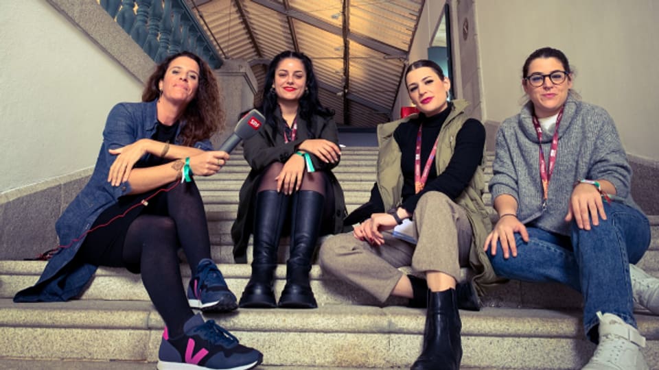 Bild: Bei der spanischen ESC-Vorentscheidung in Benidorm am 29.1.22 setzen viele Fans auf die Tanxugueiras, erzählen die Galizierinnen World Music Special Macherin Rahel Giger (links) im Interview. (SRF)