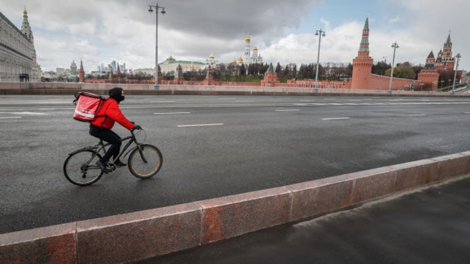 Fahrradkurier unterwegs in Moskau