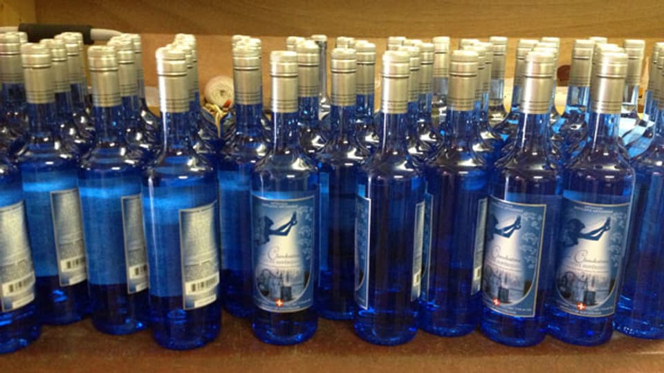 Die fertigen Absinth-Flaschen stehen bereit für den Verkauf.