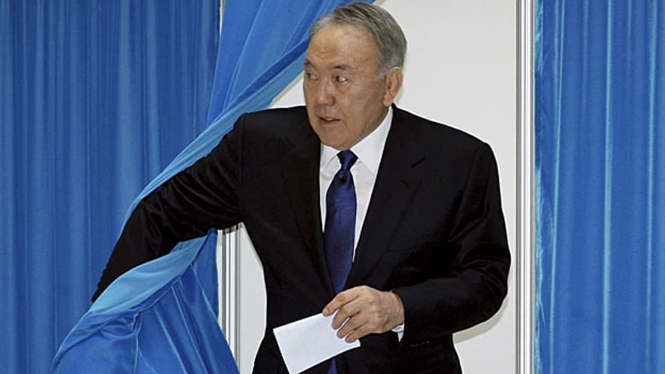 Der kasachische Präsident Nursultan Nasarbajew bei der Wahl. 97 Prozent der Stimmbevölkerung haben ihn gewählt.