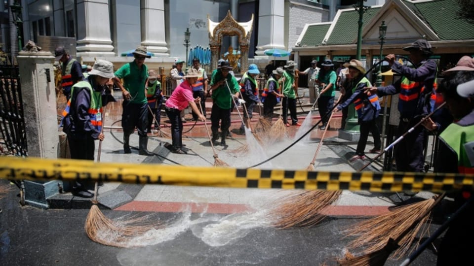 Aufräumarbeiten beim Erawan-Schrein in Bangkok, wo die Bombe