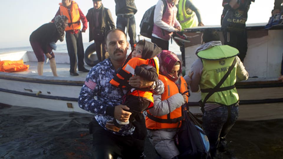 Die Küstenwache hat früher die Flüchtlinge zurück ins Meer getrieben. Heute hilft sie ihnen.