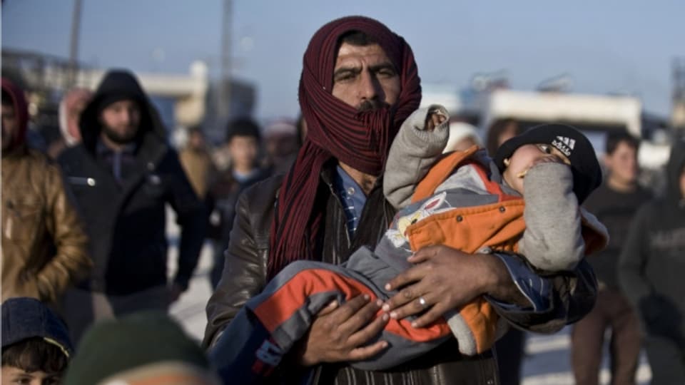 Zahlreiche syrische Flüchtlinge stranden vor der Grenze zur Türkei.