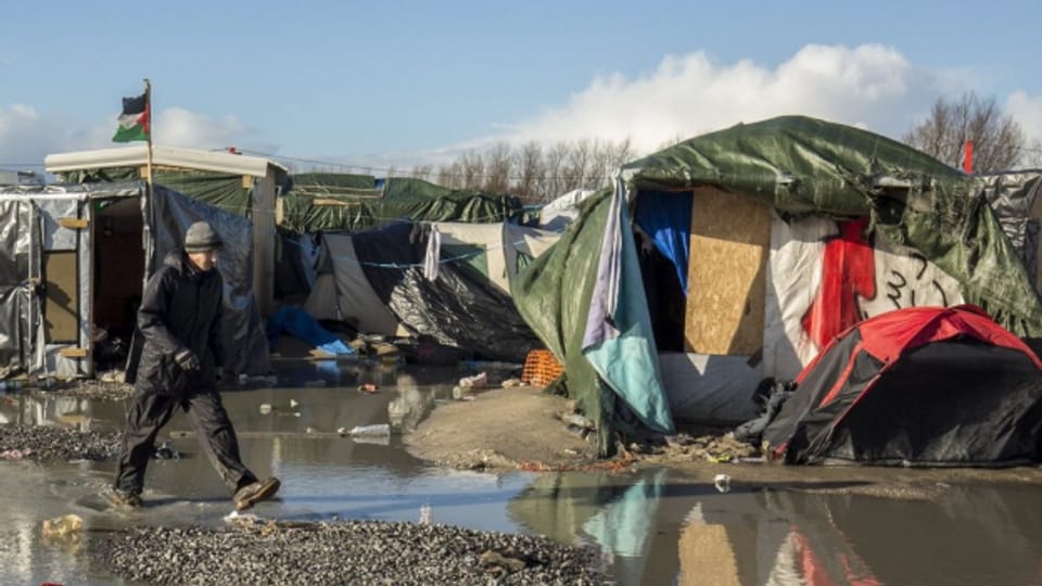 Die Flüchtlinge leben in Calais in sehr schlechten Verhältnissen.