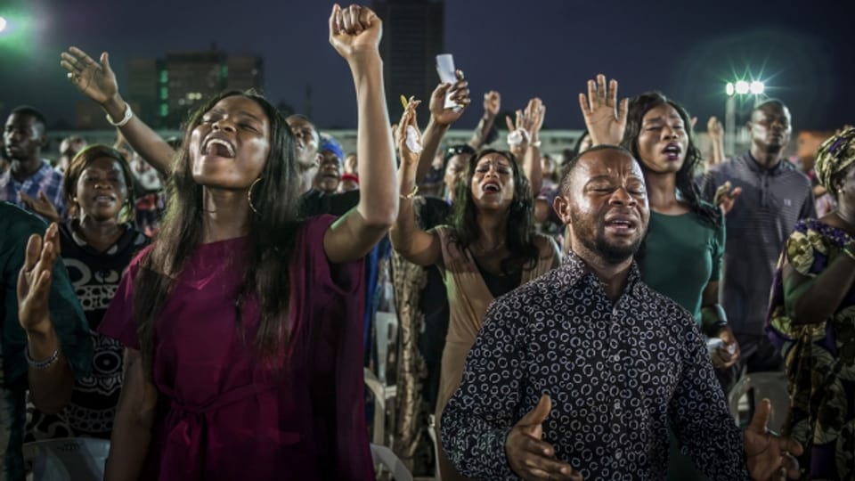 Inbrünstig singende Gläubige im Grossgottesdienst der Pfingstkirche «salvation ministries» in Nigeria.