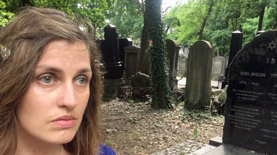 Osteuropa-Korrespondentin Sarah Nowotny im jüdischen Friedhof von Warschau.
