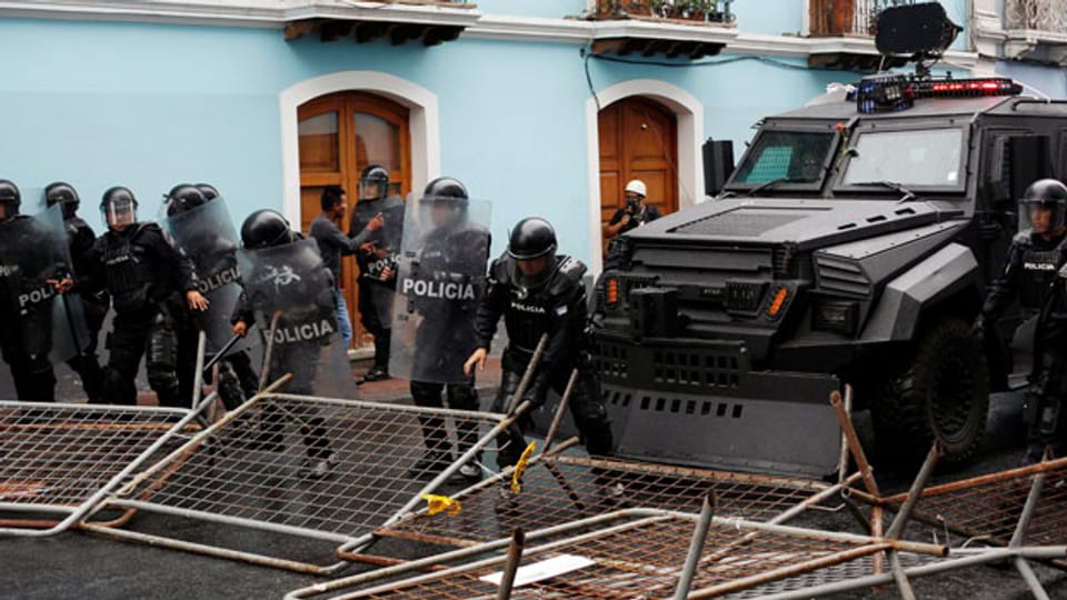 Die Polizei errichtet Barrikaden in Quito, Ecuador, 3. Oktober 2019.