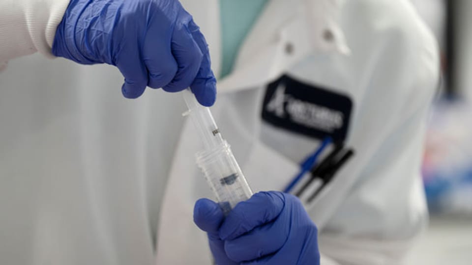 Ein Wissenschaftler in San Diego, Kalifornien, USA, forscht an einem Impfstoff gegen das neuartige Coronavirus am 17. März 2020.