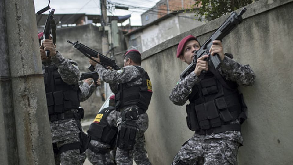 Polizeieinsatz auf der Suche nach Kriminellen in Vila do Joao, Rio de Janeiro, Brasilien. Archivaufnahme von 2016.
