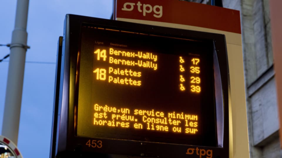 Anzeigetafel der TPG (Transports publics genevois) während des Streiktages am 12. Oktober 2022.