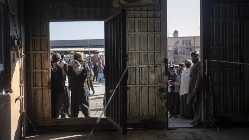 Taliban-Kämpfer bewachen den Eingang einer Verteilstation des Welternährungsprogramms in Kabul.