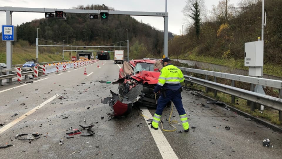 Auf der A3 bei Effingen prallte am Mittwoch, 27. November 2019, ein Automobilist mit massiver Wucht ins Heck eines anderen Wagens. Es kamen drei Personen ums Leben.