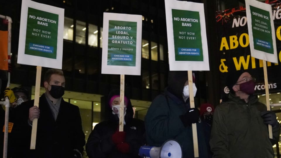 Abtreibungs-Befürworter demonstrieren in Chicago. Der U.S. Supreme Court hatte am Mittwoch ein Fall aus Mississippi behandelt, der das verfassungsmässige Recht auf Abtreibung angreift.