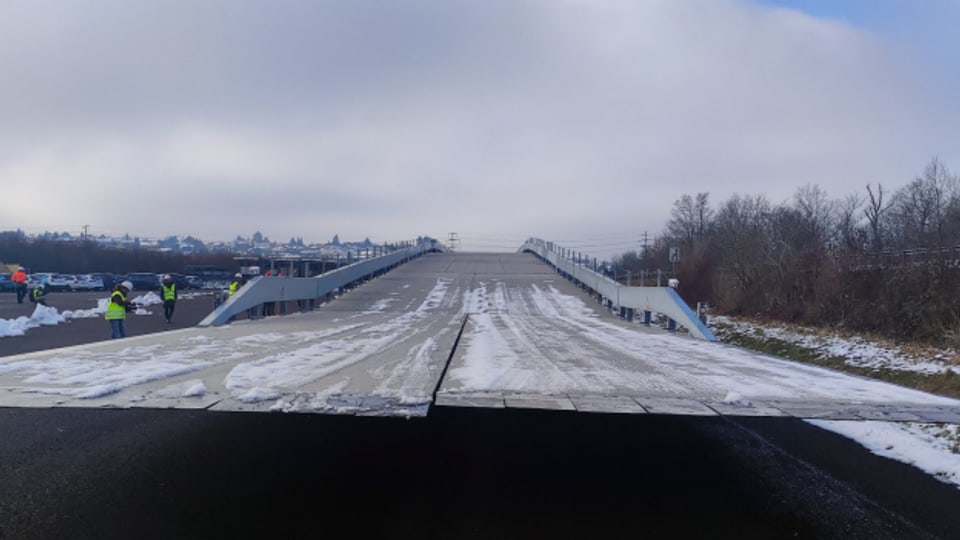 Eine mobile Brücke soll Staus wegen Autobahnbaustellen verhindern.