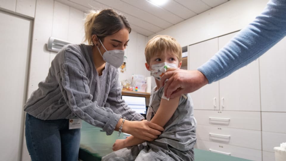 In Deutschland, wie hier in Rheinlandpfalz, sind bereits Kinder gegen das Coronavirus geimpft worden.