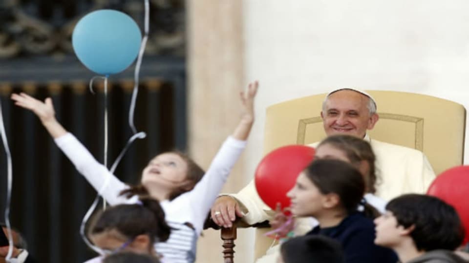 Papst Franziskus an einer Kindermesse.