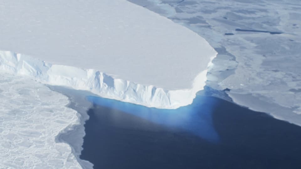 Die Risse in der schwimmenden Eisplatte sind laut Glaziologen als Vorwarnung zu verstehen.