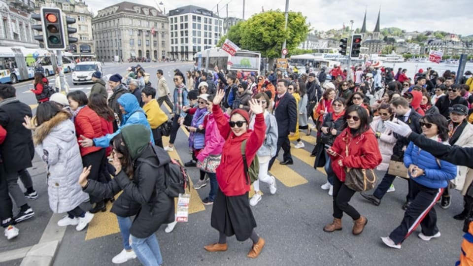 Ein Bild aus anderen Zeiten: Im Mai 2019 bekam Luzern Besuch von einer Reisegruppe aus 12'000 Chinesinnen und Chinesen.